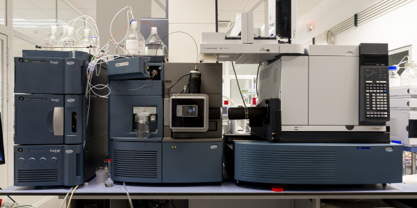 Espectrómetro de masas QTOF acoplado a UPLC y cromatografía gaseosa