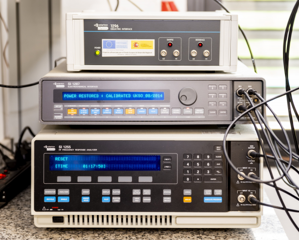 Espectroscopio de impedancias (Solartron SI 1287 + SI 1255 + 1296)